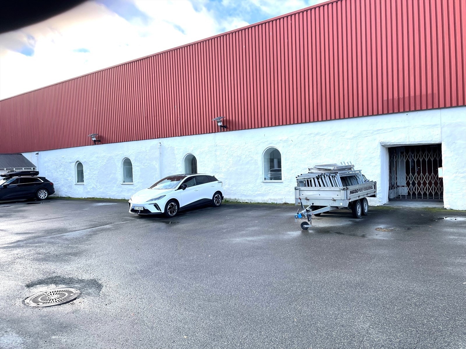 Fjøs fasade og inngangsparti.jpg Galleribilde