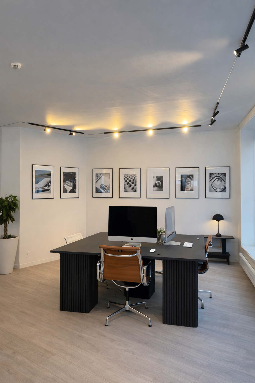 Lyst og romslig kontorareal med god takhøyde og moderne belysning. Åpent arbeidsområde med plass til flere arbeidsstasjoner, store vindusflater som gir godt naturlig lys, og et stilrent uttrykk som egner seg godt for både konsentrert arbeid og kundemøter. Galleribilde