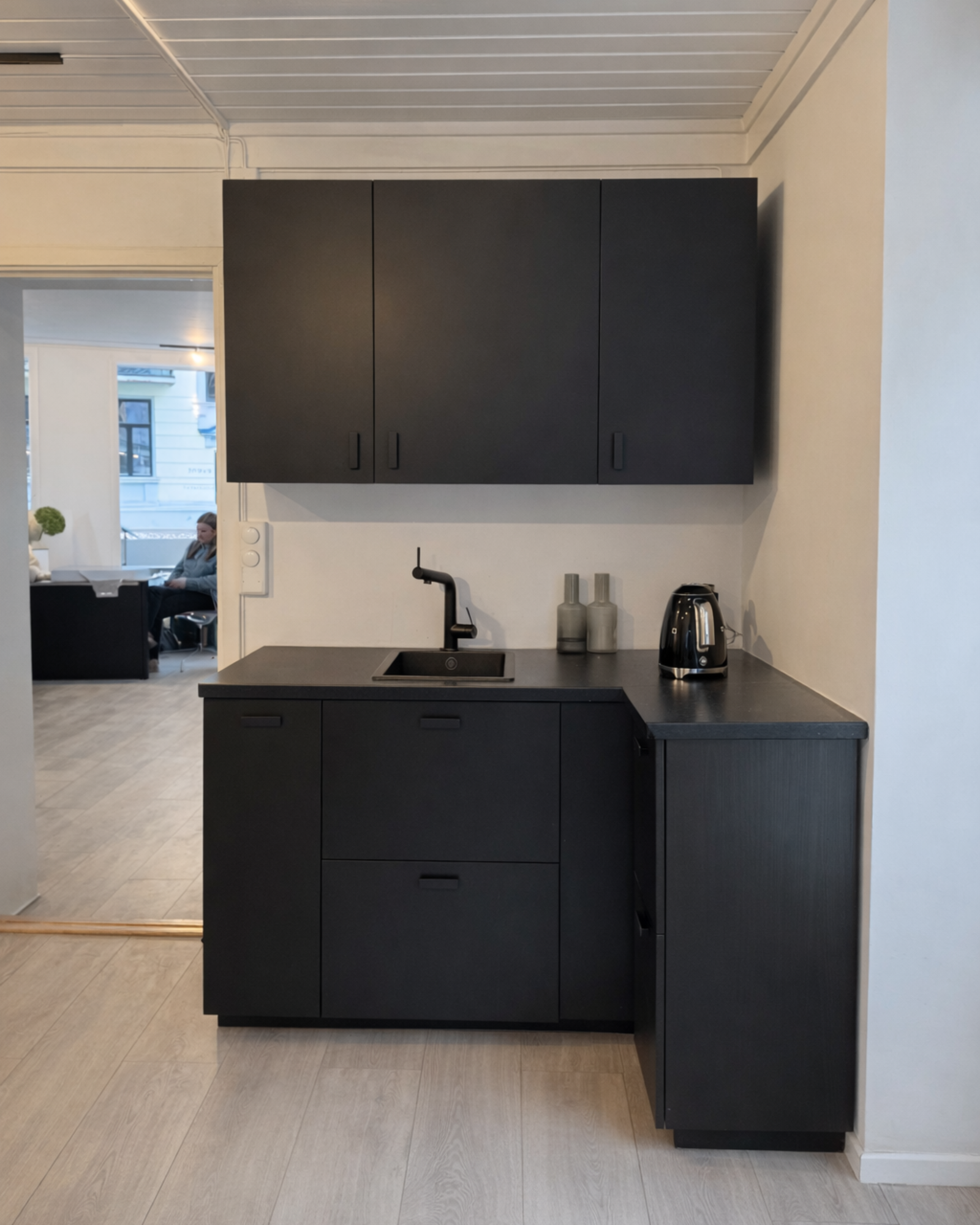 Bakkeplan – møterom/kjøkken:
Funksjonelt møterom med arbeidsplasser og et enkelt, moderne kjøkken. Egnet for møter, samarbeid og daglig kontorbruk. Galleribilde