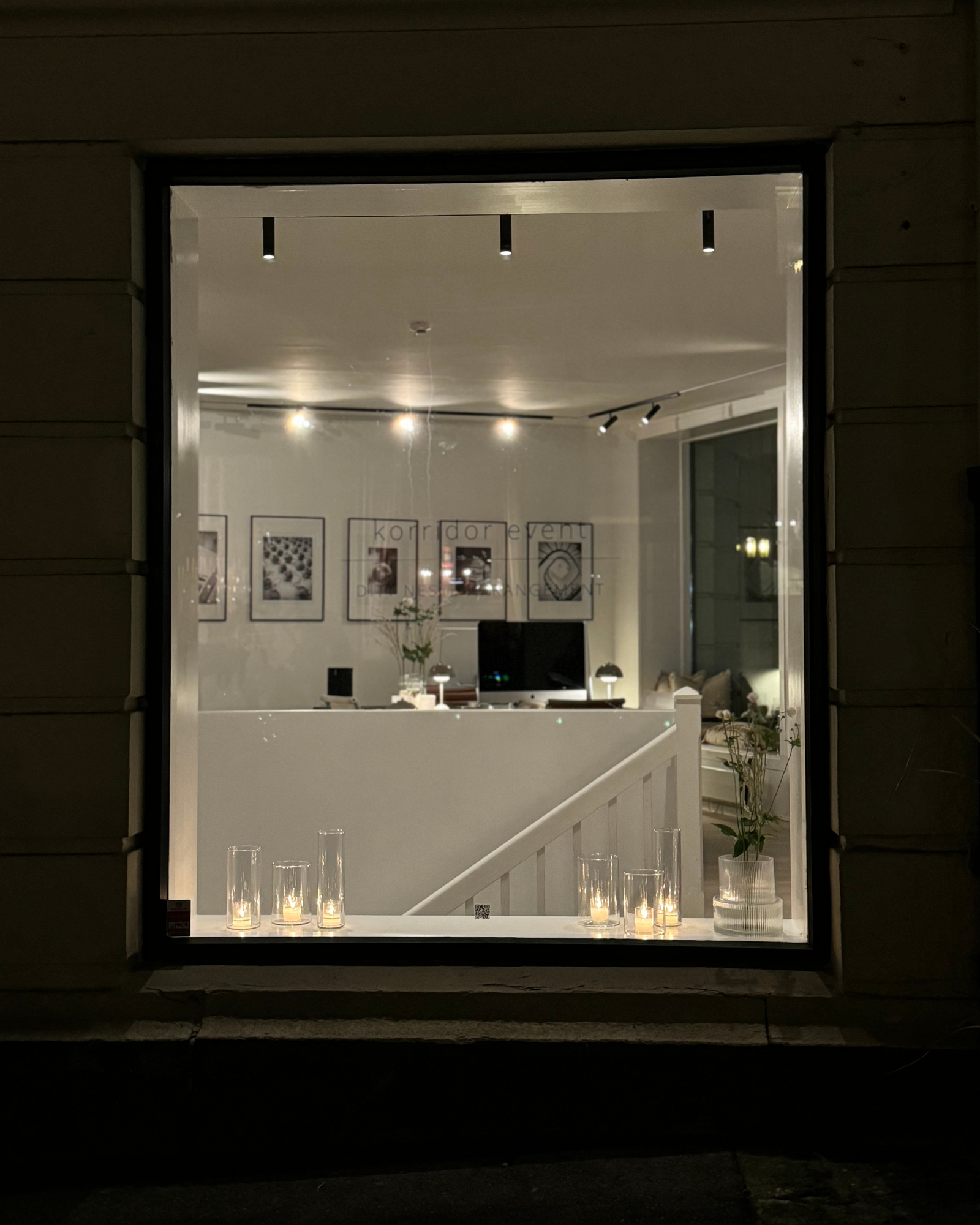 Store vindusflater med god synlighet mot gate og innblikk til lyse, representative kontorlokaler. Galleribilde