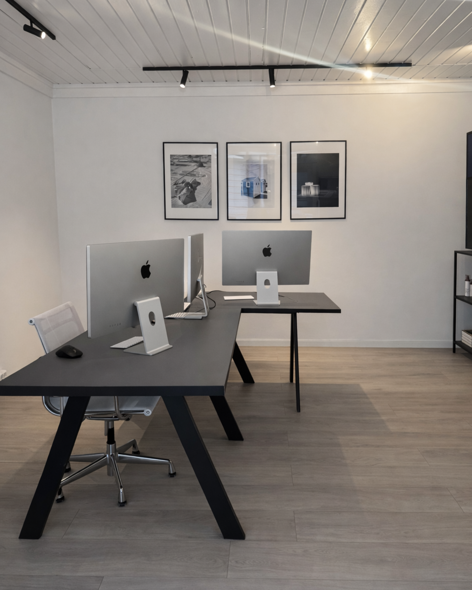 Bakkeplan – møterom/kjøkken:
Funksjonelt møterom med arbeidsplasser og et enkelt, moderne kjøkken. Egnet for møter, samarbeid og daglig kontorbruk. Galleribilde