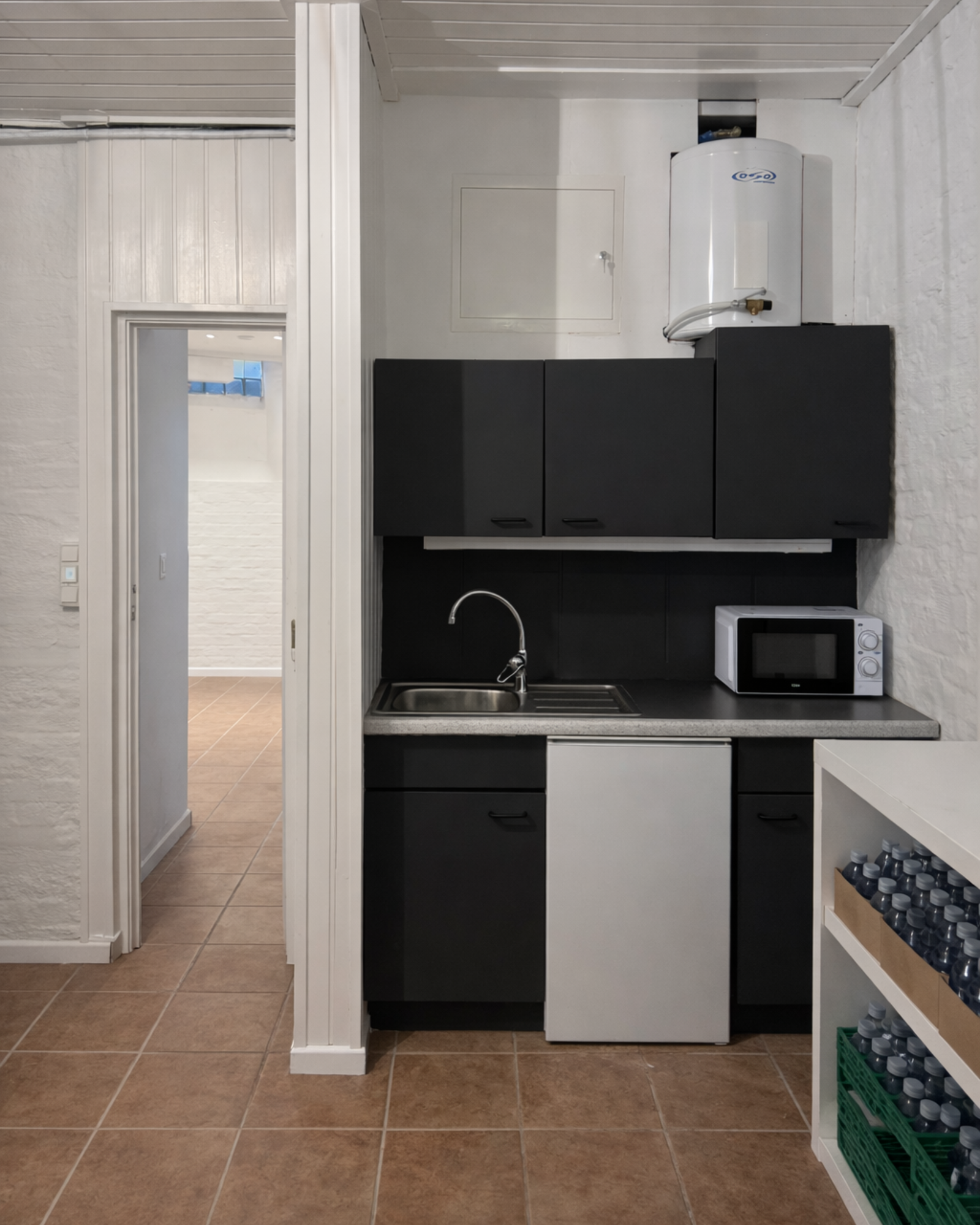 Underetasje - Praktisk kjøkken-/pauserom med god oppbevaringsplass. Galleribilde