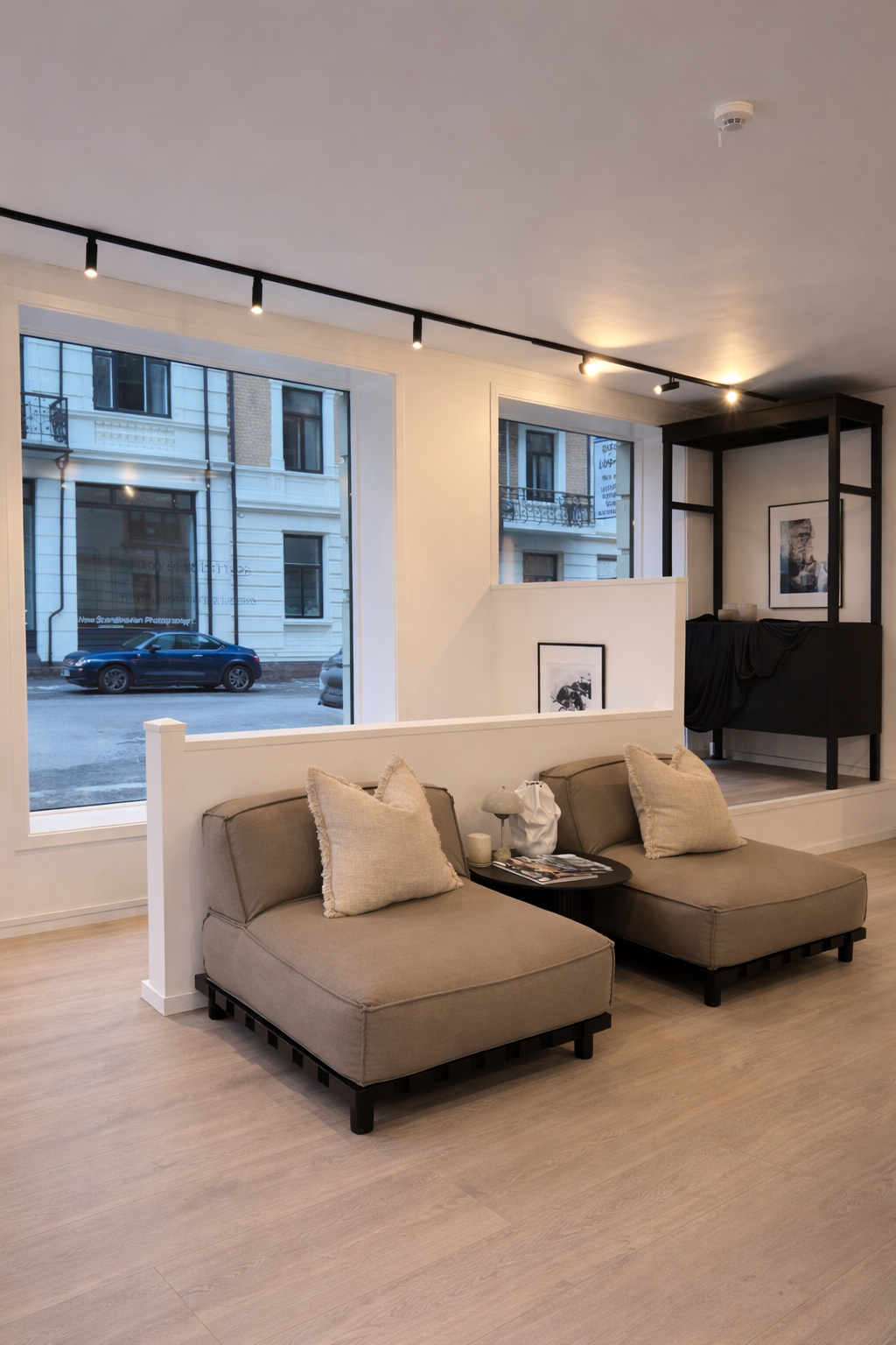 Bakkeplan - Lys og innbydende sone med store vindusflater mot gate, god takhøyde og plass til uformelle møter eller venteområde. Galleribilde