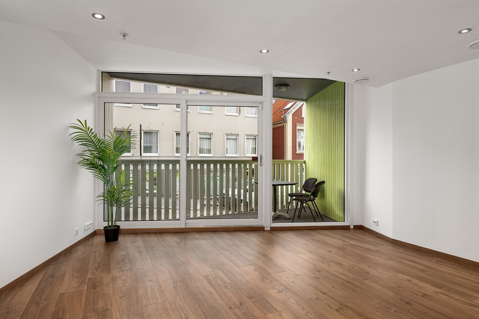 Kontoret har gode vindusflater og skyvedør ut til balkong. Galleribilde