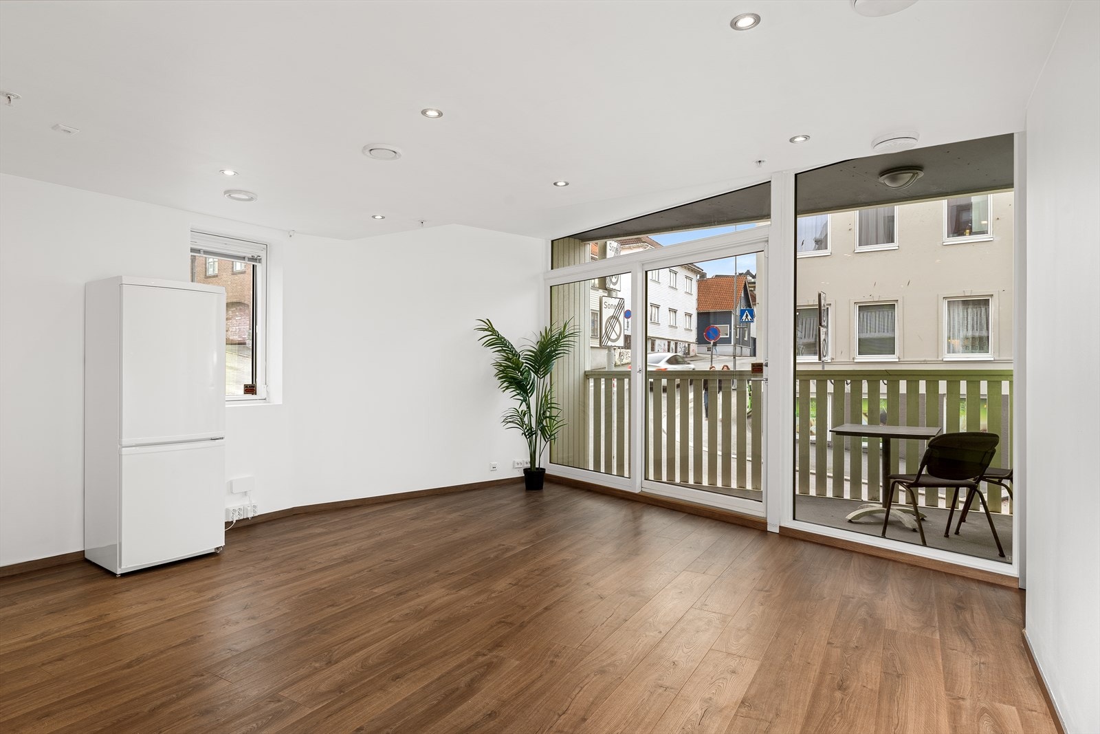 Romslig kontor med kjøkkenløsning. Galleribilde