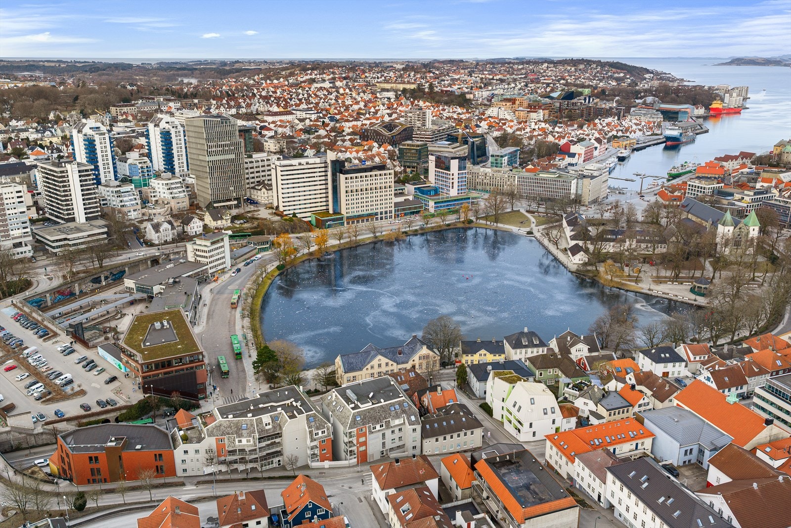 Området er svært sentralt, med kort vei til både butikker, restauranter, kafeer og kulturtilbud. Galleribilde