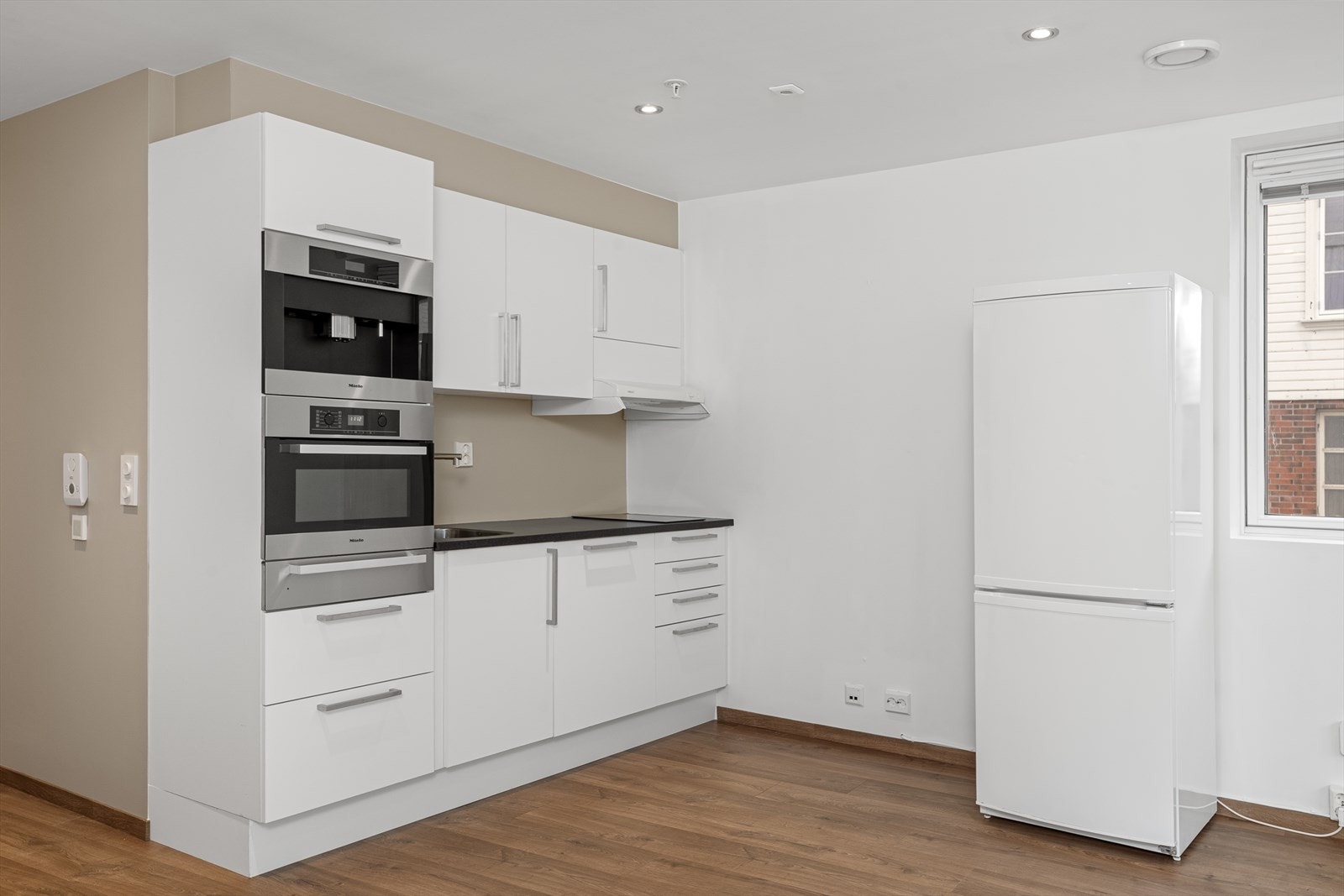 I det ene hjørnet av kontoret er det en liten, praktisk kjøkkenkrok. Galleribilde