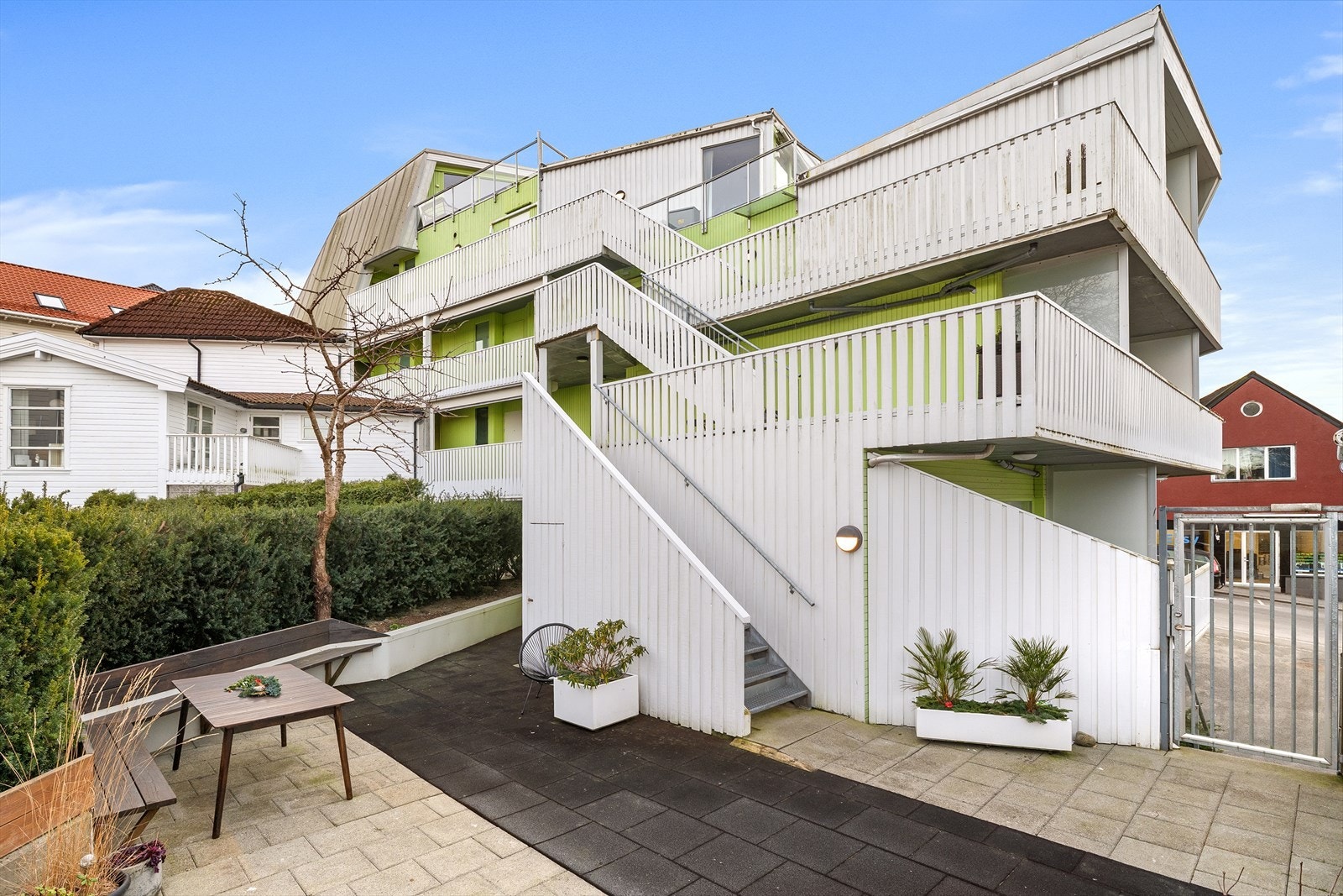 felles uteområde med gode sittemuligheter. Galleribilde