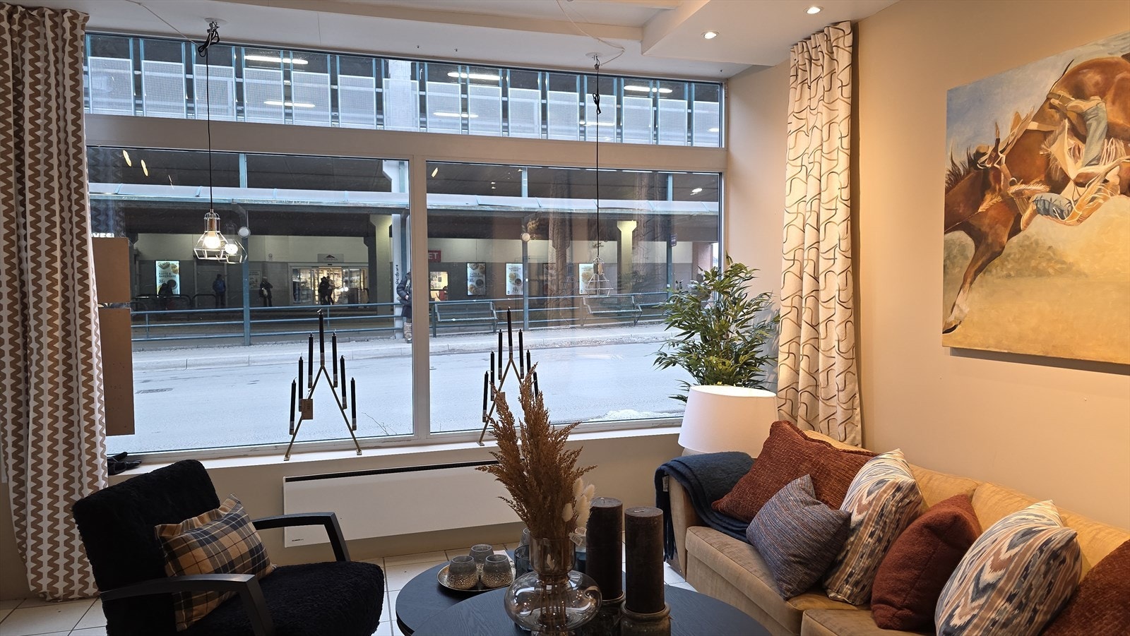 Store vinduer ut mot trafikkert sentrumsgate Galleribilde