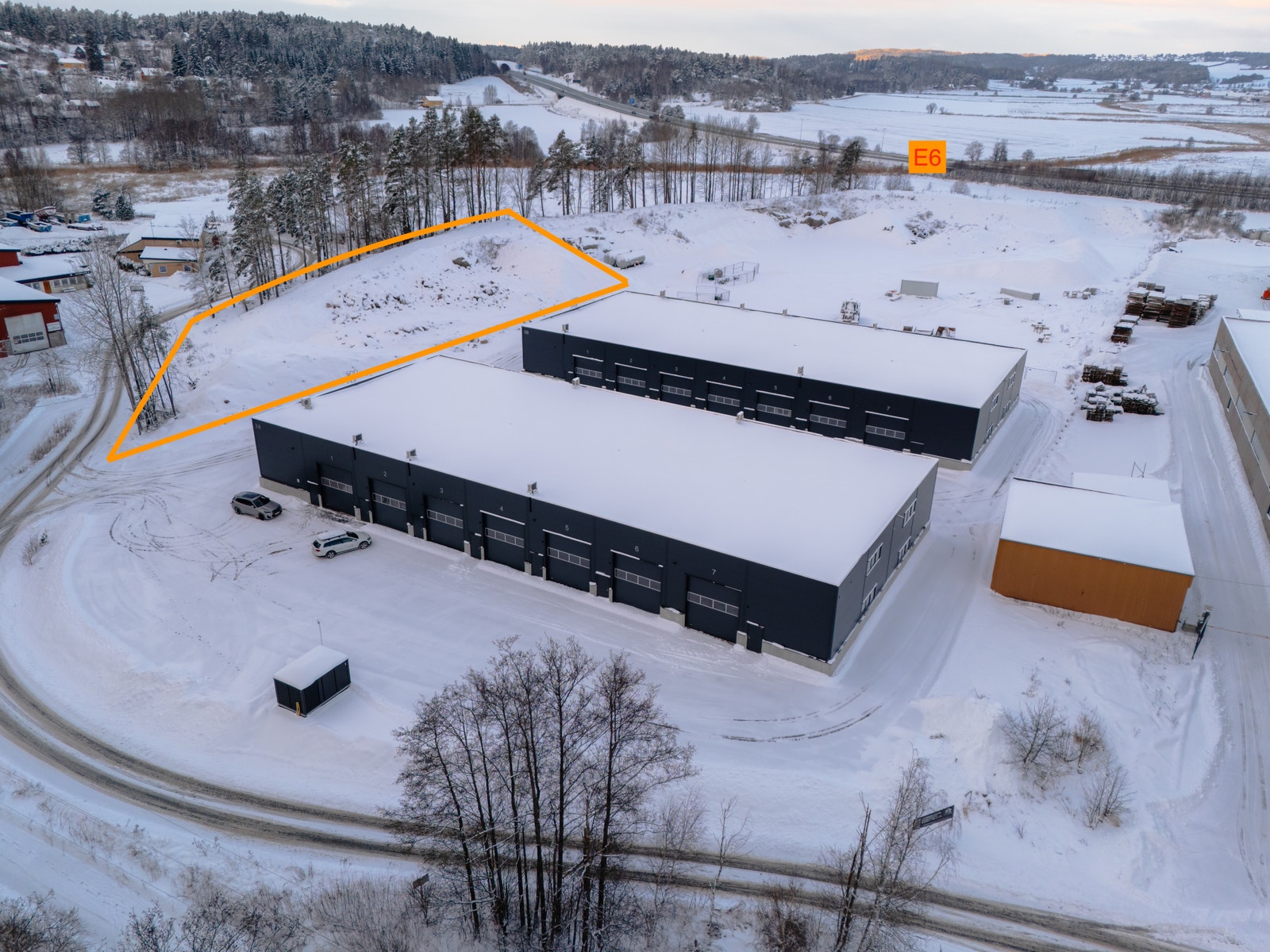 Tomten ligger like ved E6 - kun 5 minutter kjørevei fra avkjøringen. Galleribilde