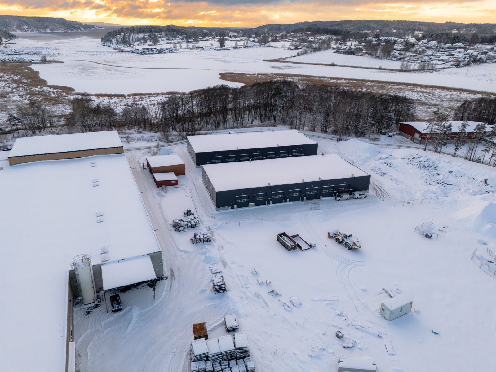 Tomten ligger fint til ved Høysand med enkel adkomst. Galleribilde