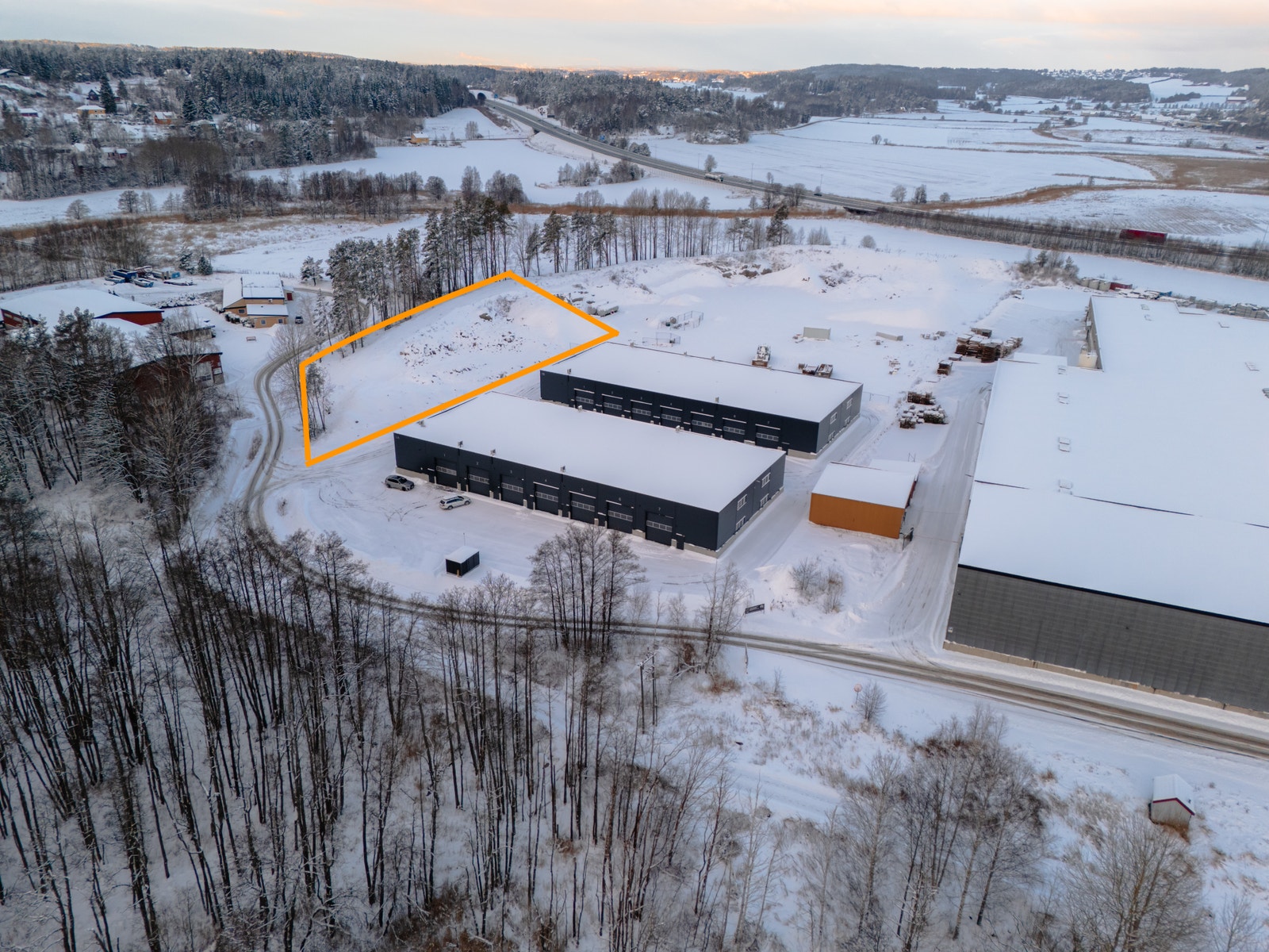 Tomtestørrelsen tillater ca. 2000 kvm grunnflate (hensyntatt full utnyttelse - 75% BYA) Galleribilde