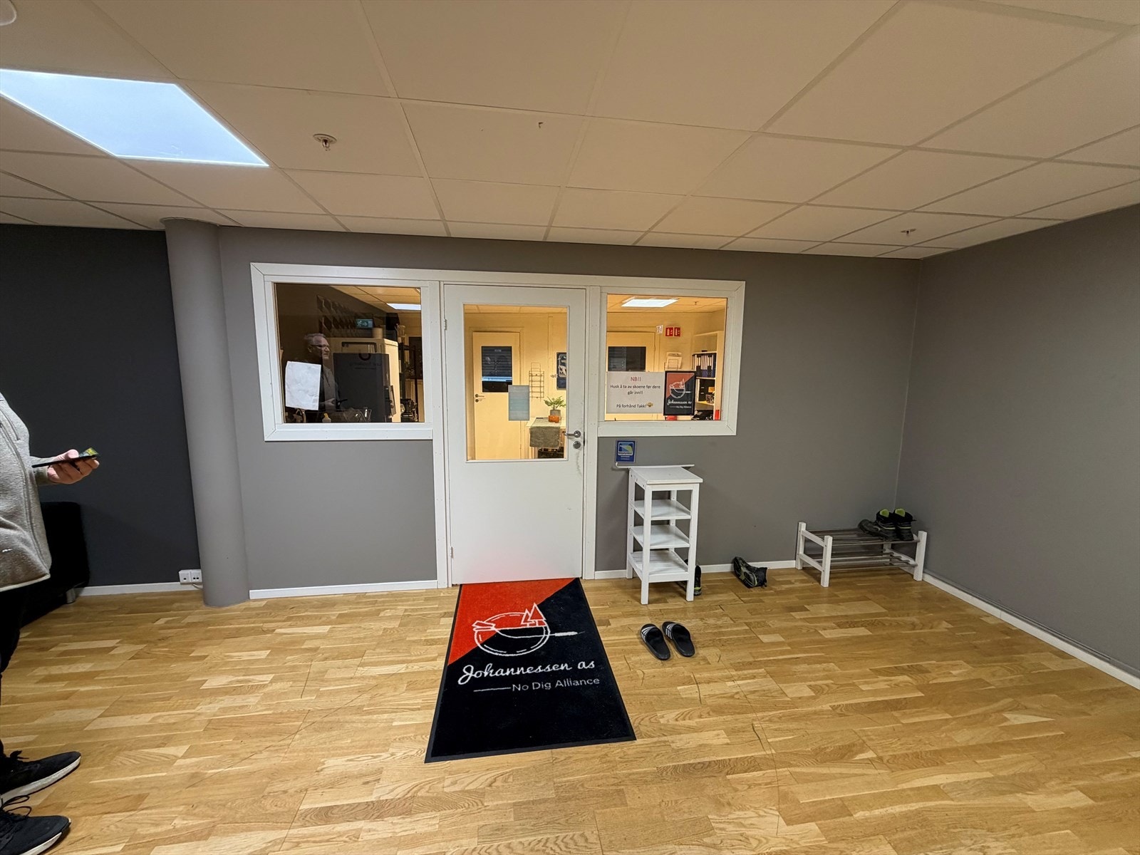 2. etg. kontor inngangsparti. Markert rosa Galleribilde