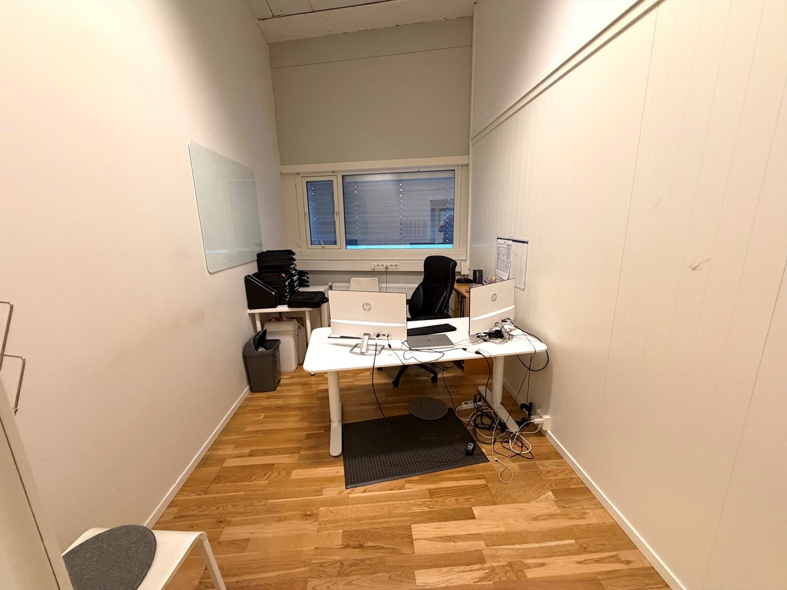 2. etg. kontor 2 cellekontor og et større åpent kontoareal.jpg Galleribilde