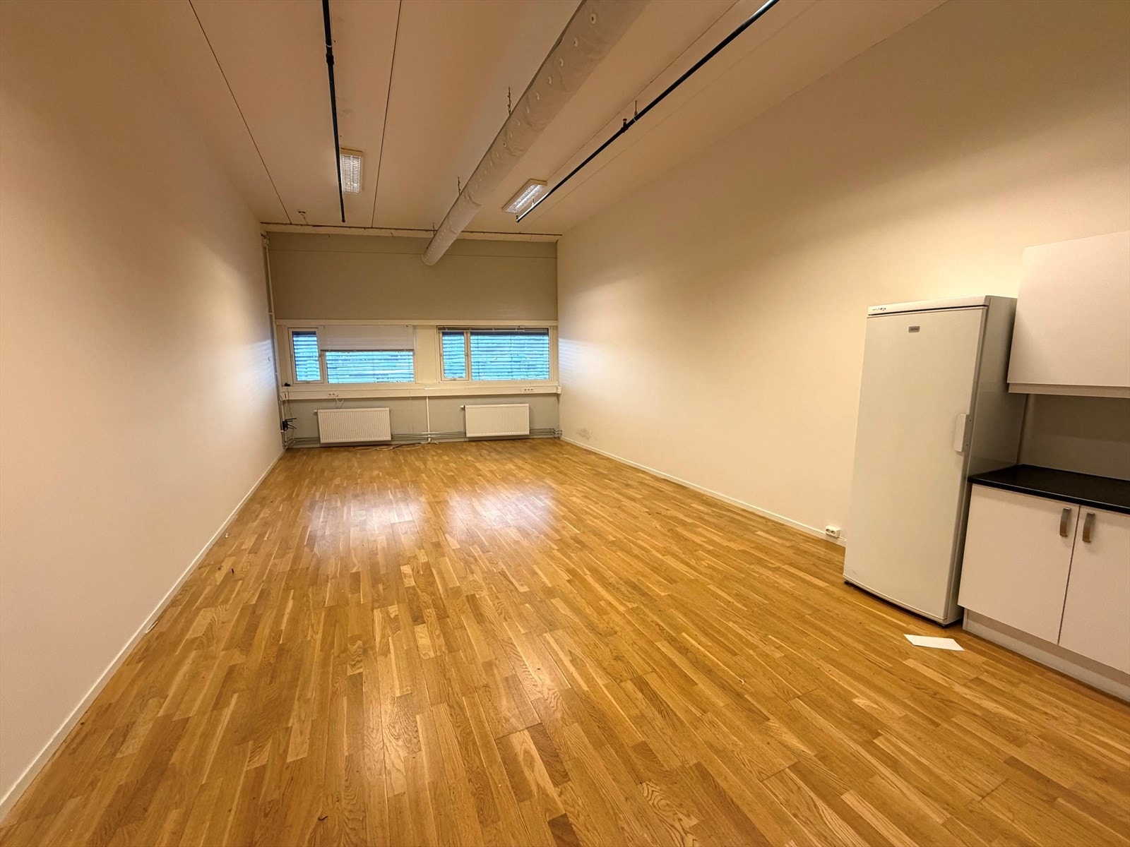 2. etg åpent areal med kjøkken mot vindu. Markert gult Galleribilde