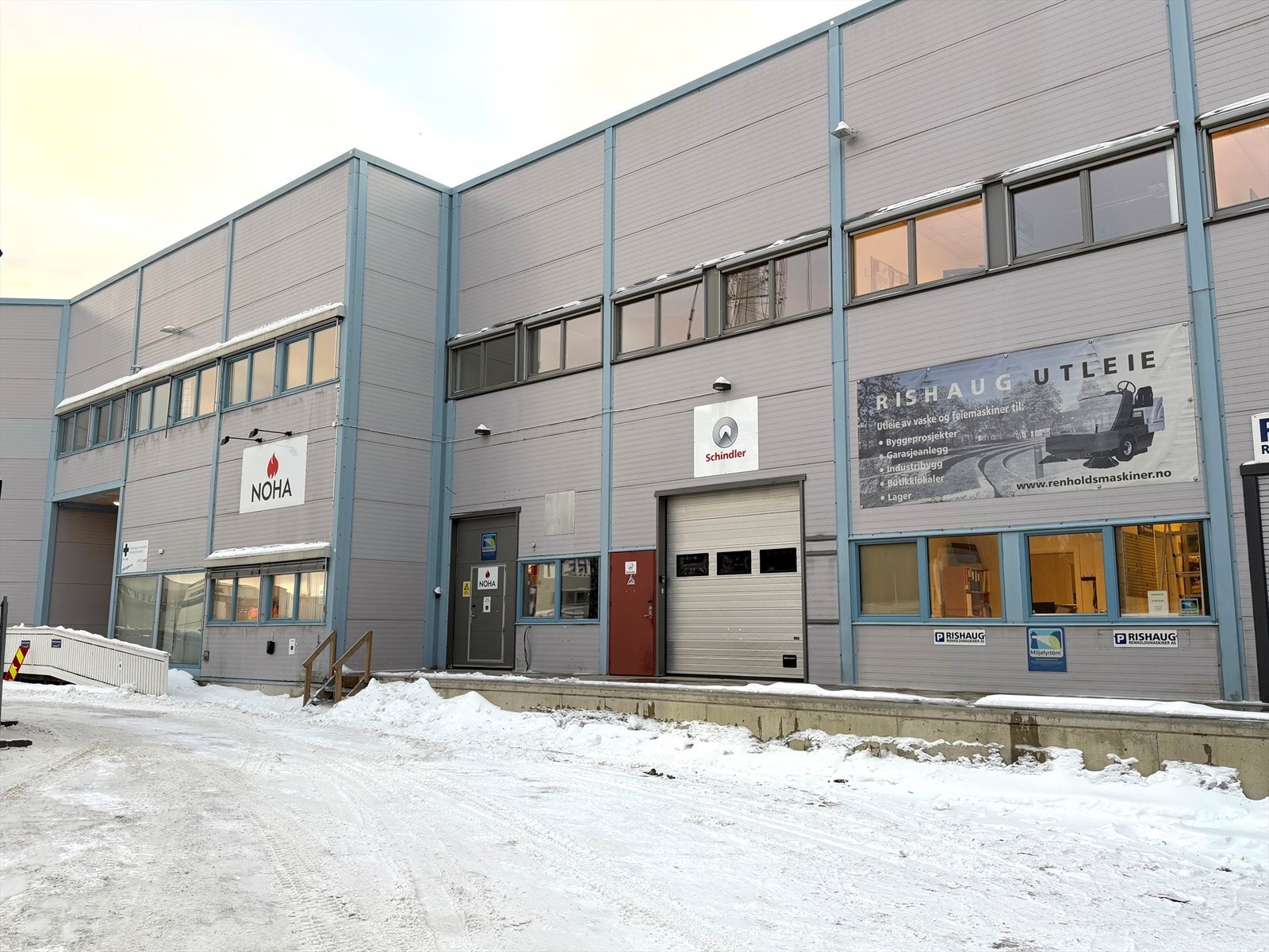 Fasade lager og kontor. Galleribilde