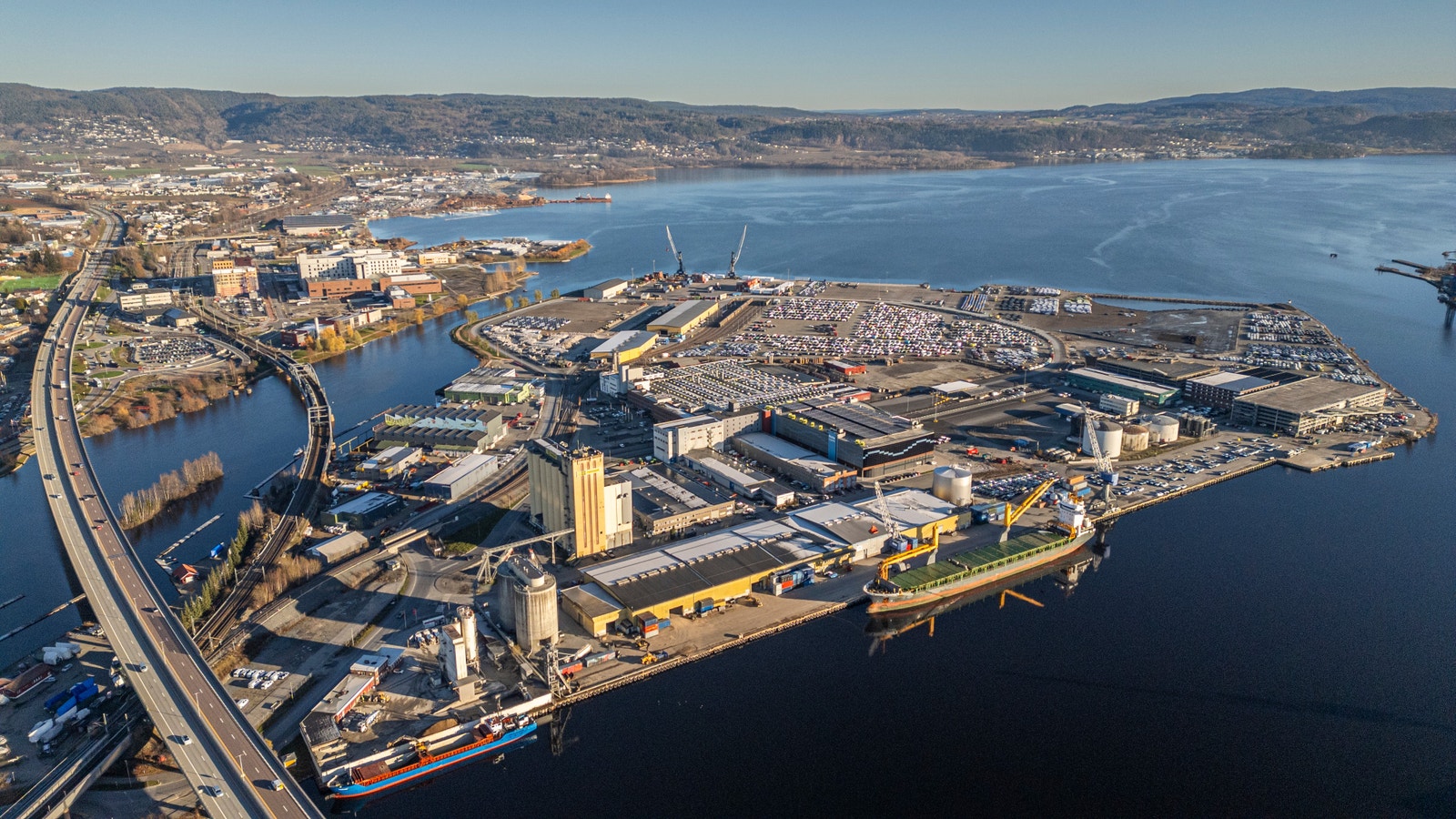 Drammen Havn - Der sjøen møter jernbane og vei Galleribilde