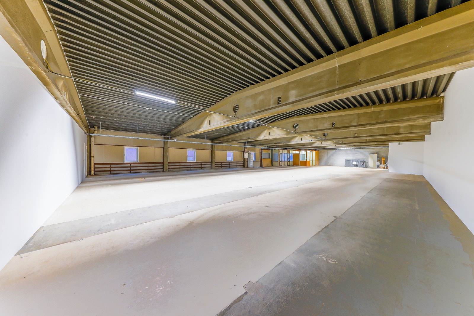 Søylefritt lagerareal i 3.etg med 2,85m til betongdrager og opptil 4meter til tak Galleribilde