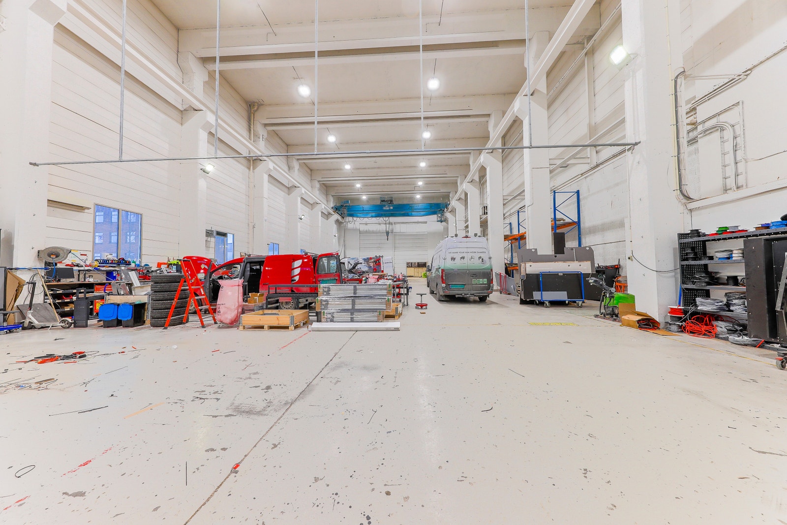 Store verksteds-/produksjons- og lagerarealer med traverskran Galleribilde