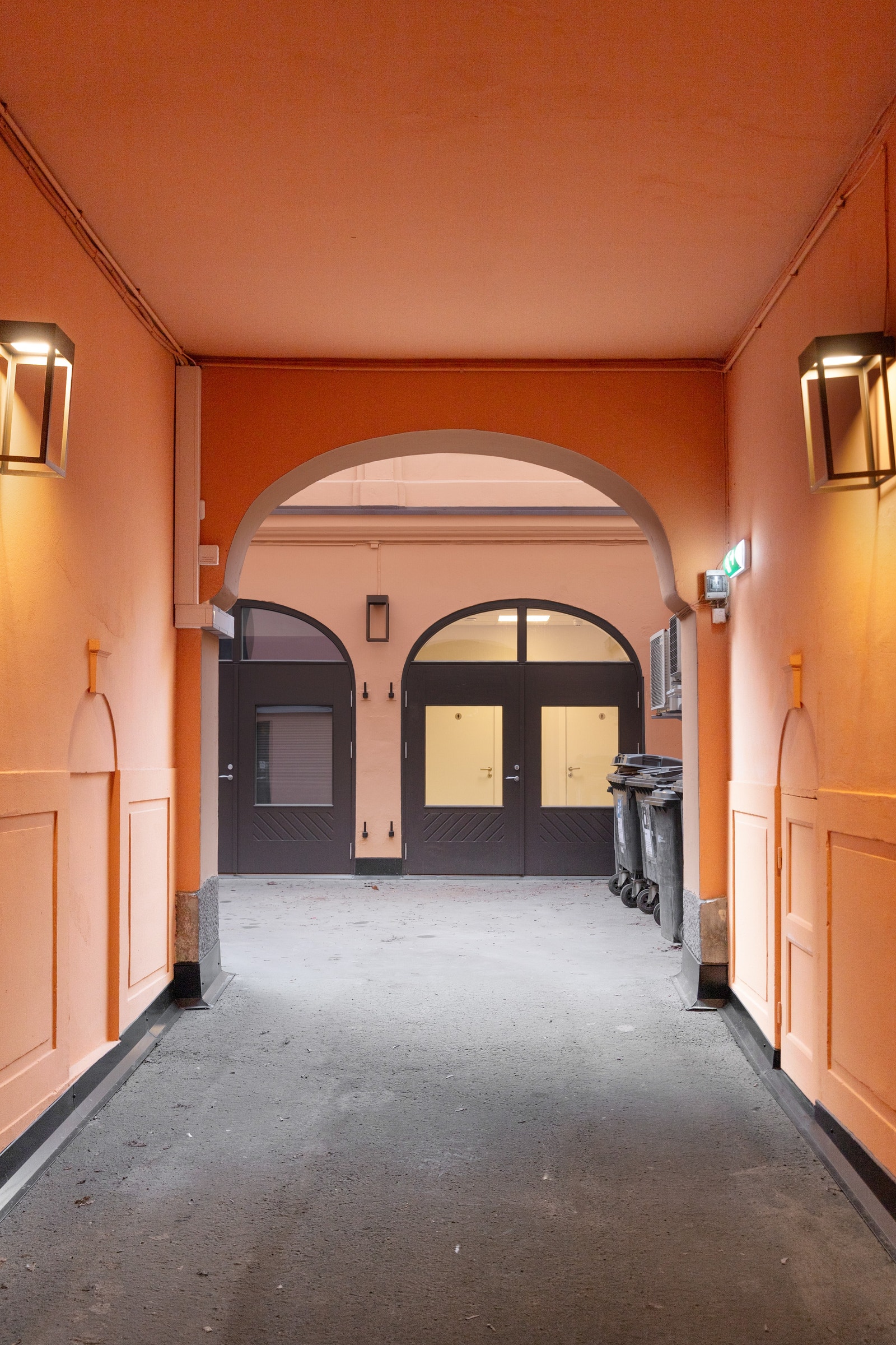 Nyoppusset bakgård og fasade, samt ny garderobe med dusj – moderne og innbydende. Galleribilde