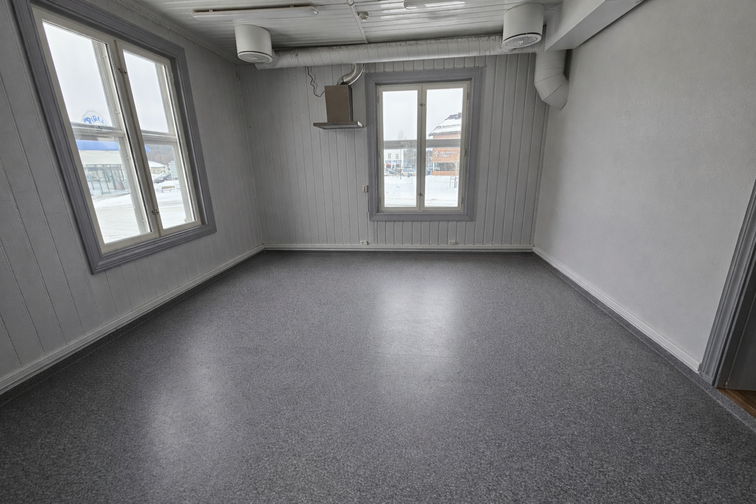 Rom i det ledige lokalet i 1.etg på stasjonen. Bildet er ryddet med AI. Galleribilde