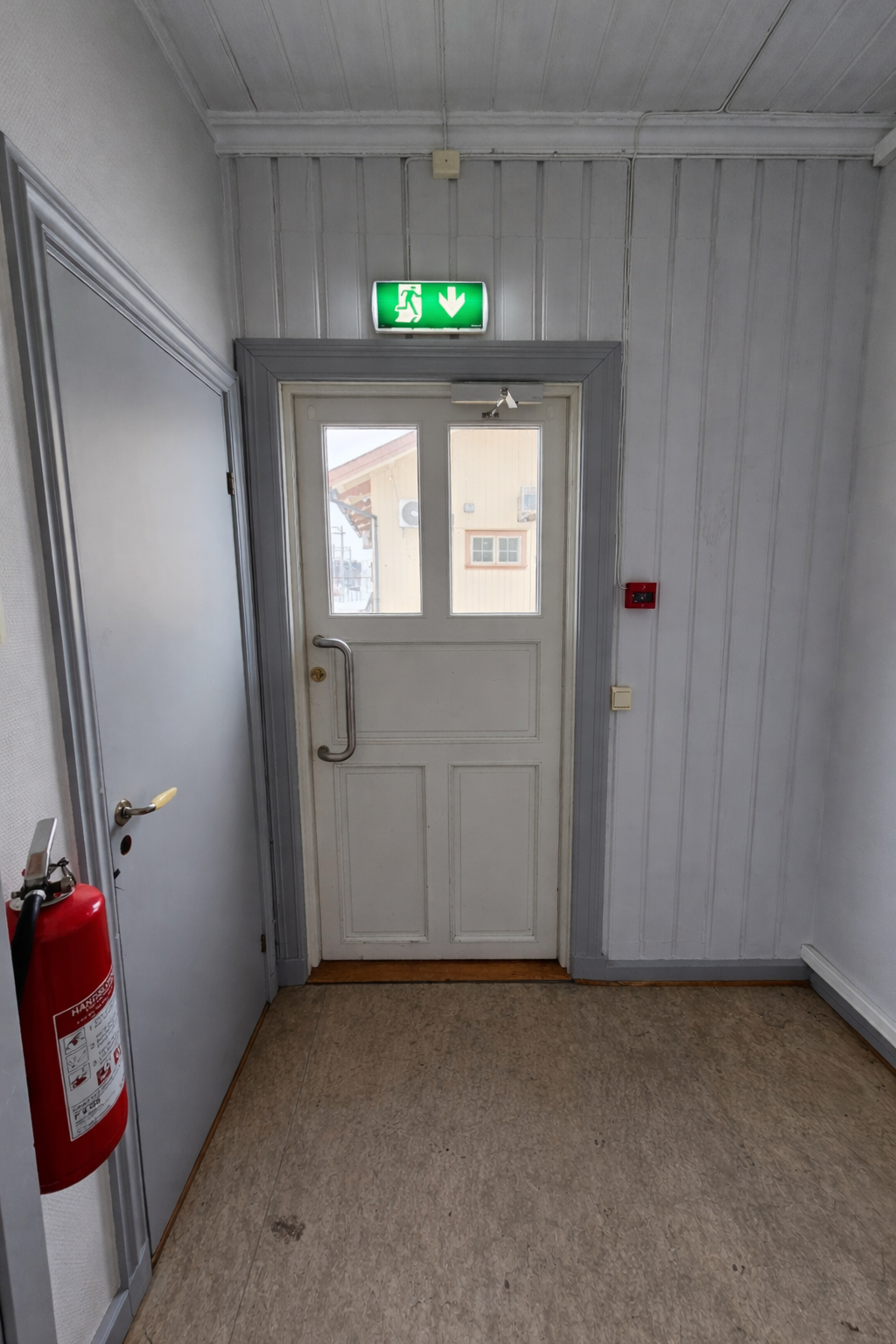 Inngangsdør til ledig lokale i 1.etg. Bildet er ryddet med AI. Galleribilde