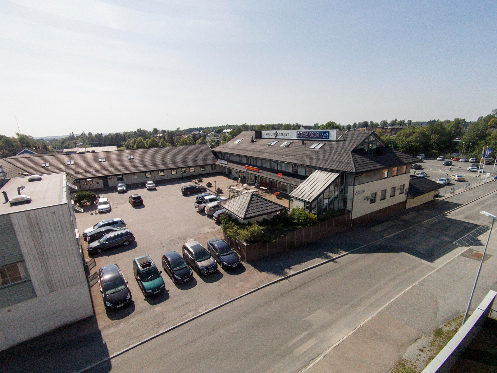 Lokalene ligger på Haugomsenteret i Askim sentrum. Galleribilde