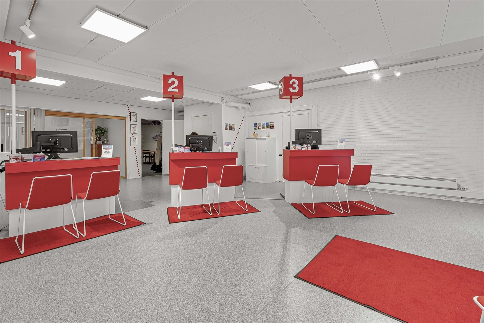 DSCF7196.jpg - Innover i butikken, med kontor bak til venstre og inngang til kjøkken/spiserom midt i bildet. Galleribilde