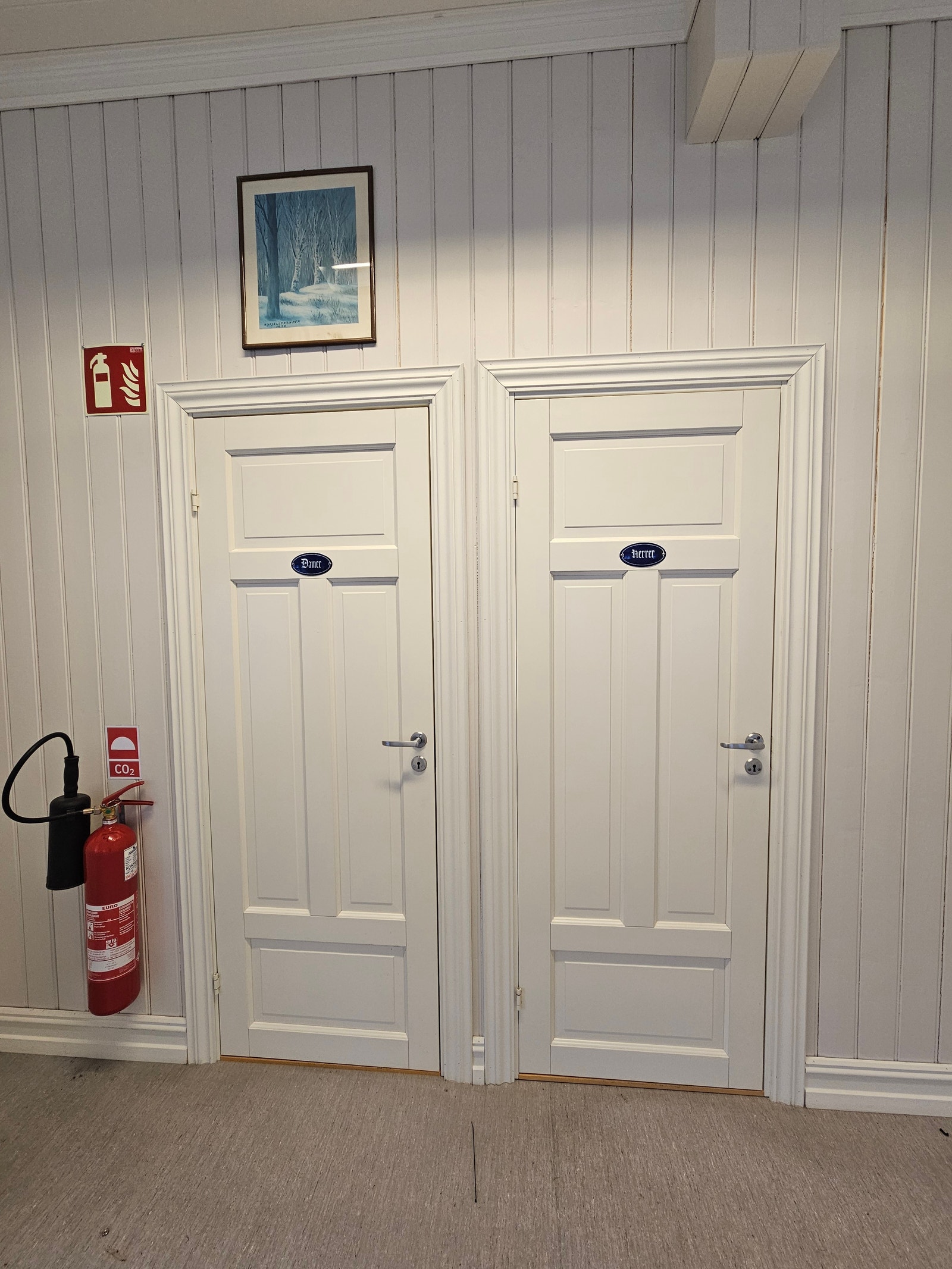 Dame- og herretoalett i første etasje. Galleribilde