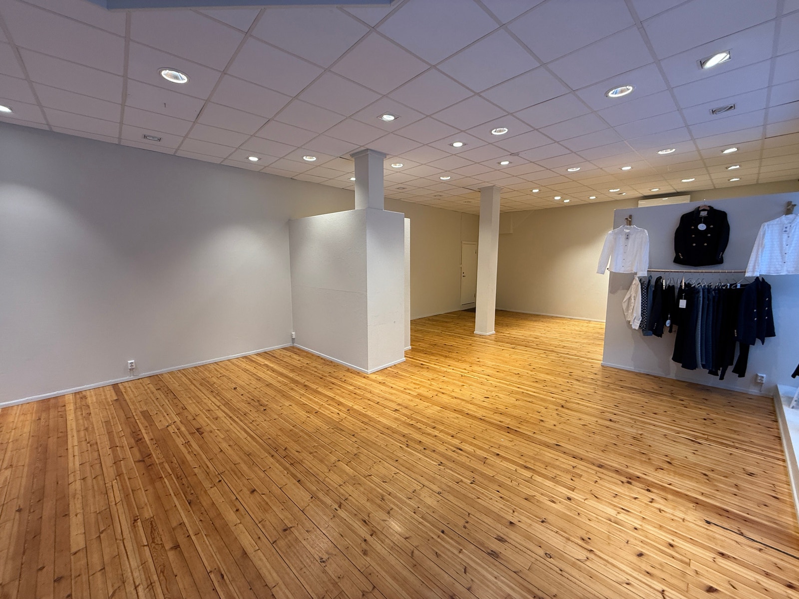 Butikklokalet sett fra inngangsdør Galleribilde