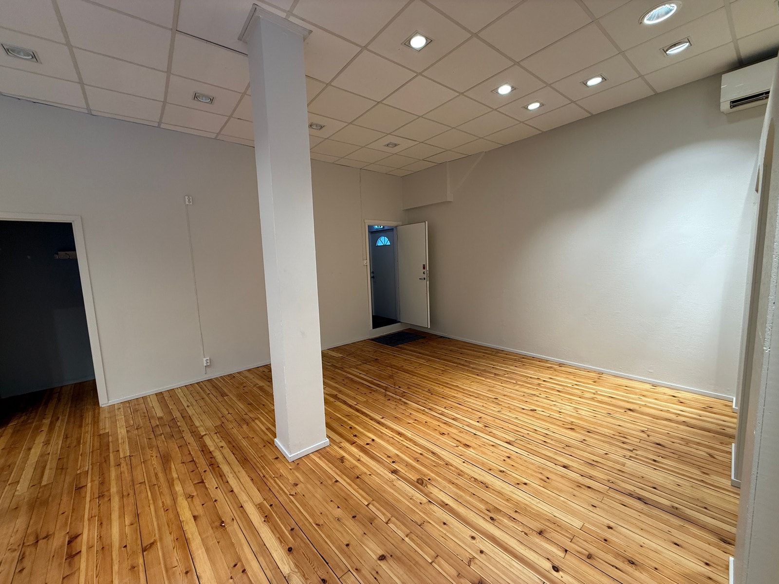 Butikklokalet med dør opp til kontorlokalene Galleribilde