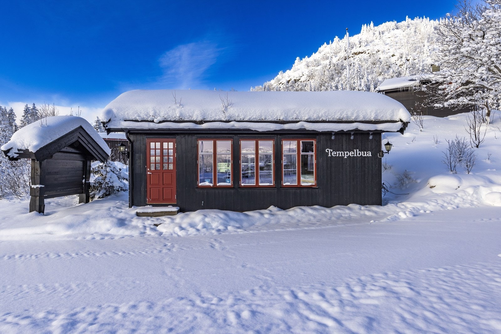 På eiendommen er det også oppført ett lite bygg, som har fungert som en selvbetjent nærbutikk. Galleribilde