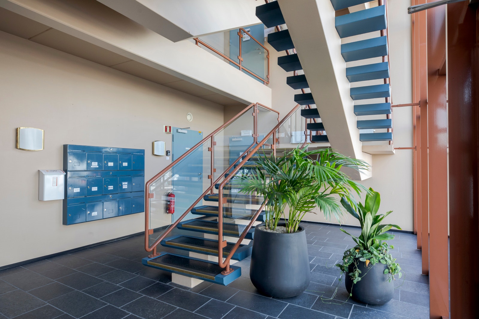 Trappeløp til kontorene i 2. og 3. etasje Galleribilde