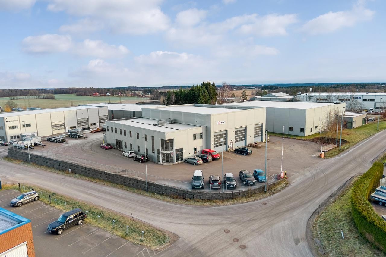 Tomten er opparbeidet og asfaltert Galleribilde