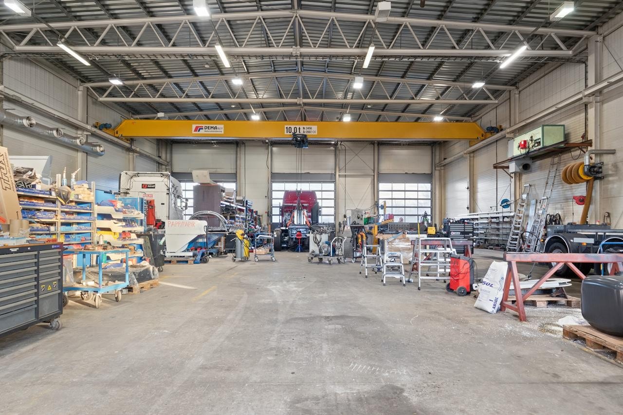 Verkstedhall med traverskran Galleribilde