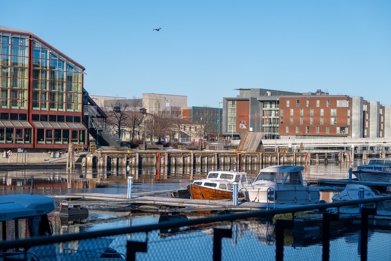 Nidelven rett utenfor døren til lokalet. Galleribilde