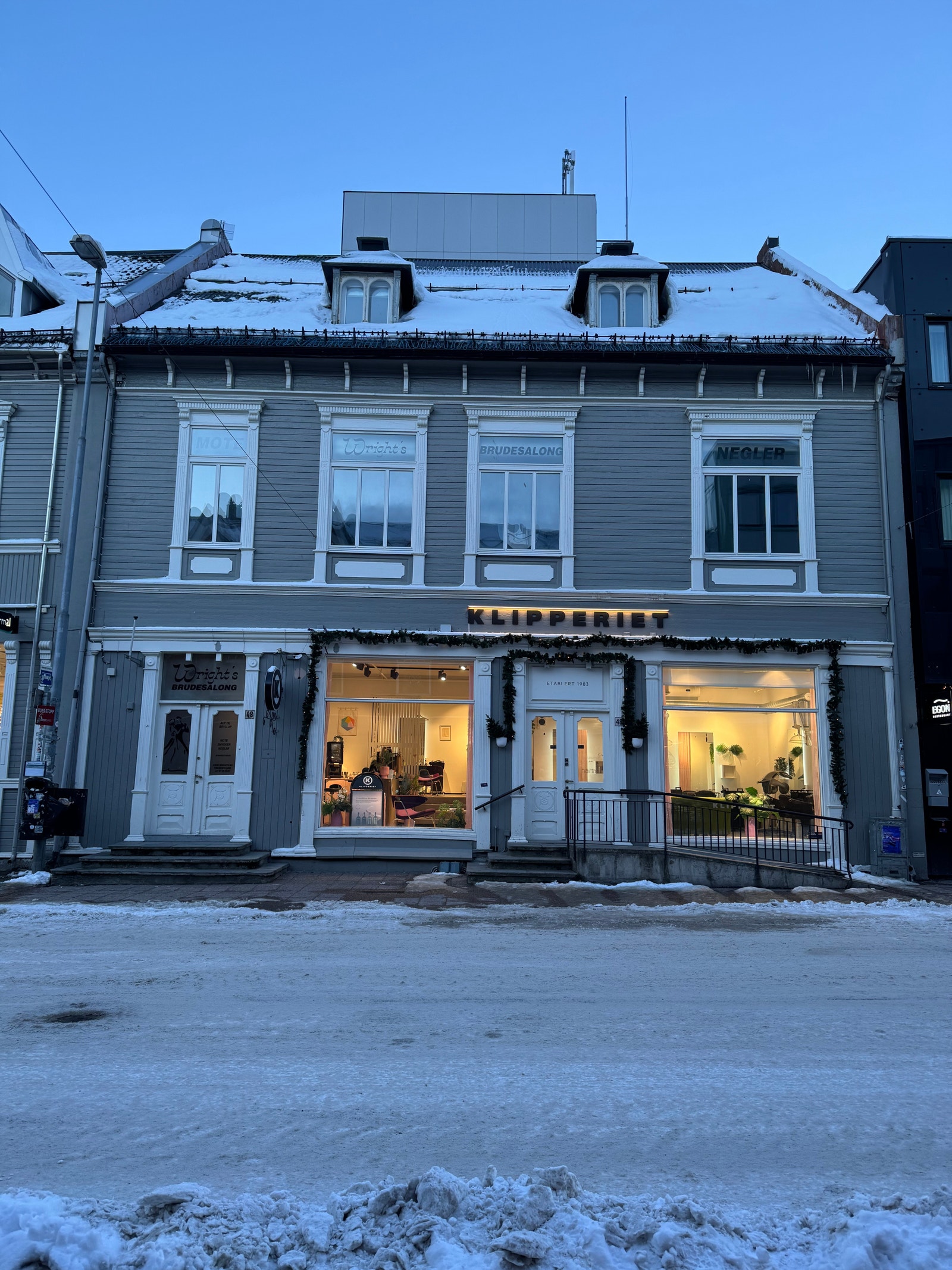 Klassisk og velholdt bygg i Storgata, med god synlighet mot gate og store vindusflater Galleribilde