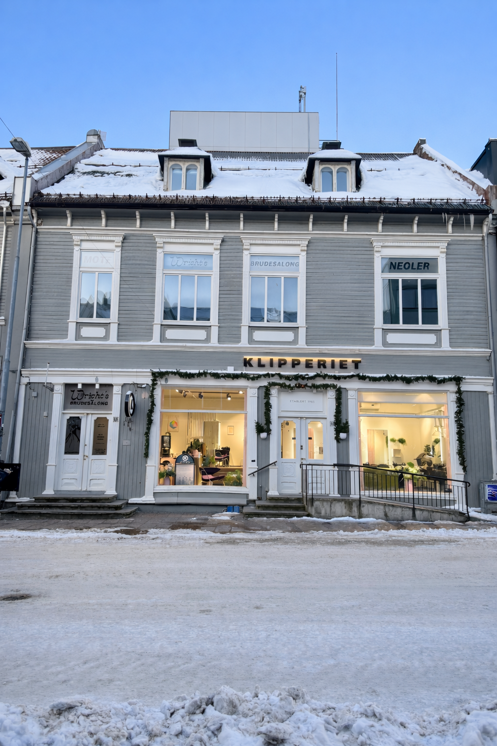 Foto av fasaden. Bildet er redigert ved hjelp av KI for å vise dagslysforhold Galleribilde