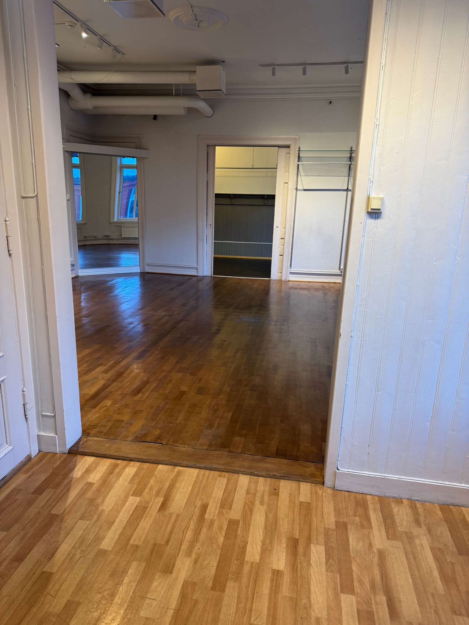 Fra gangareal mot åpent rom Galleribilde