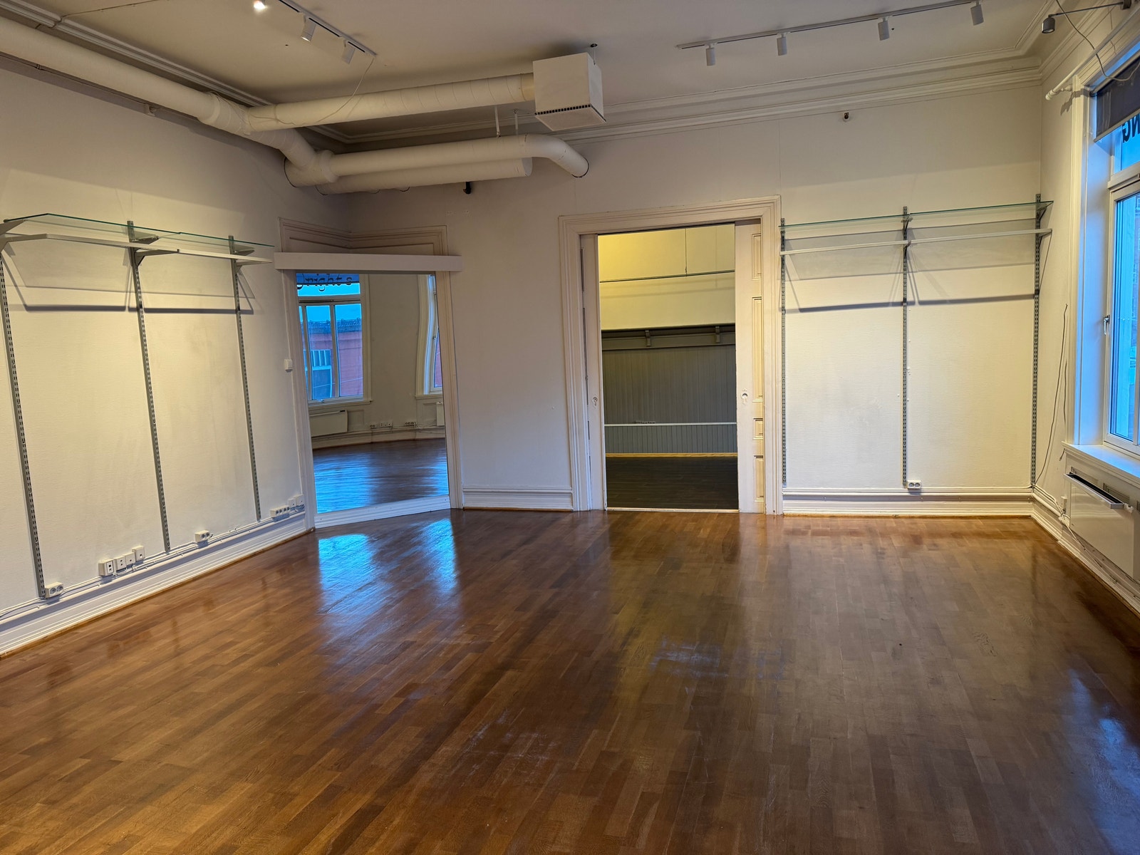 Åpent areal med fleksible bruksmuligheter Galleribilde