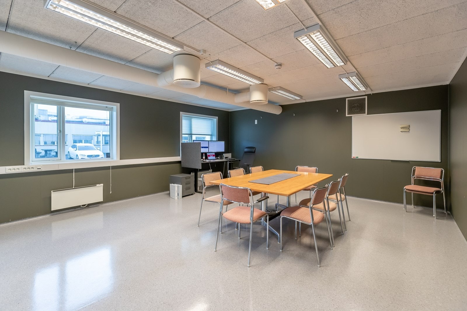 Stort kontor ved hovedinngang Galleribilde