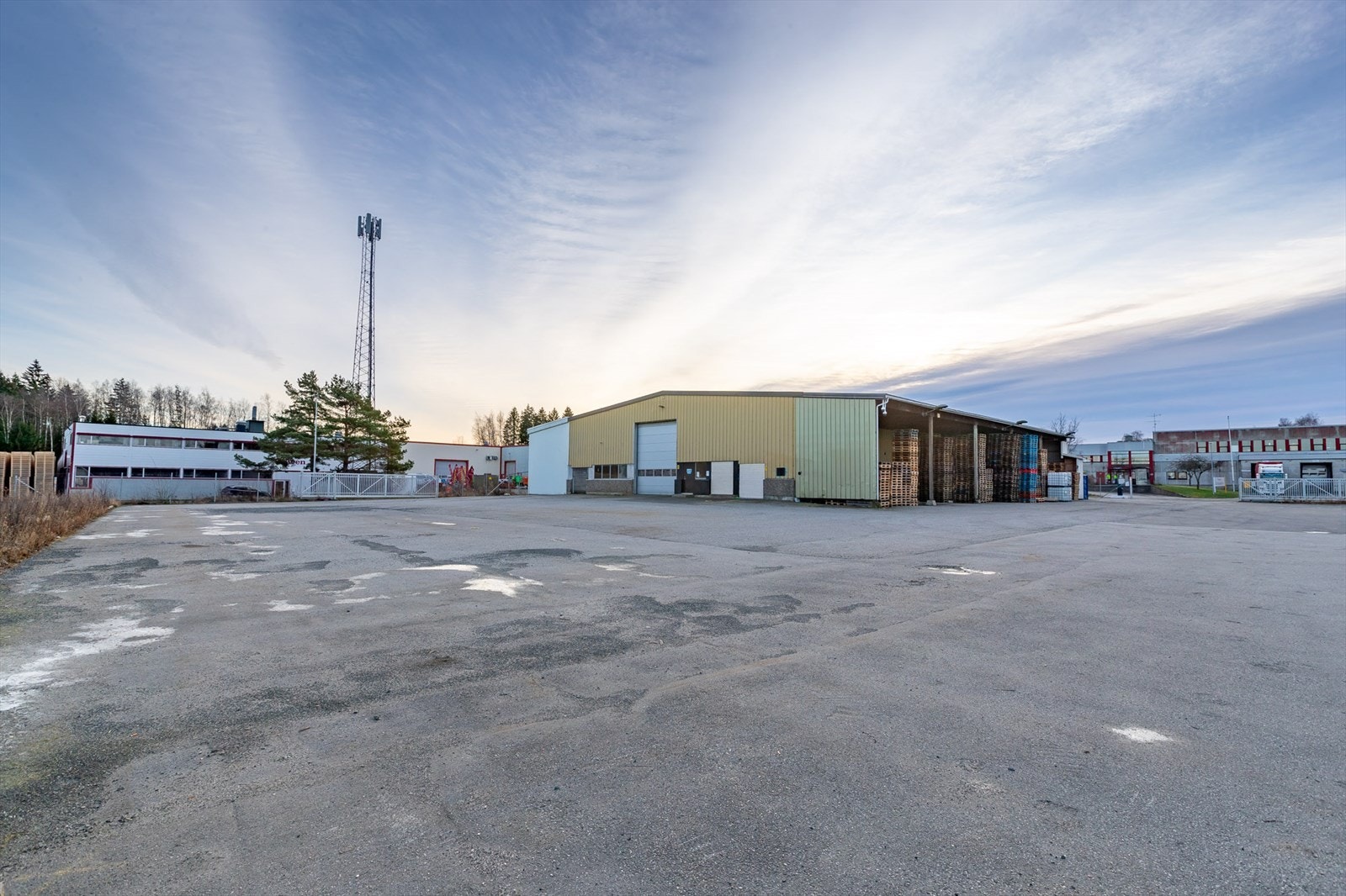 Ordfører Utnes vei kjøreport ''bak''. Innkjøring (nr 2) til tomt til venstre i bilde Galleribilde