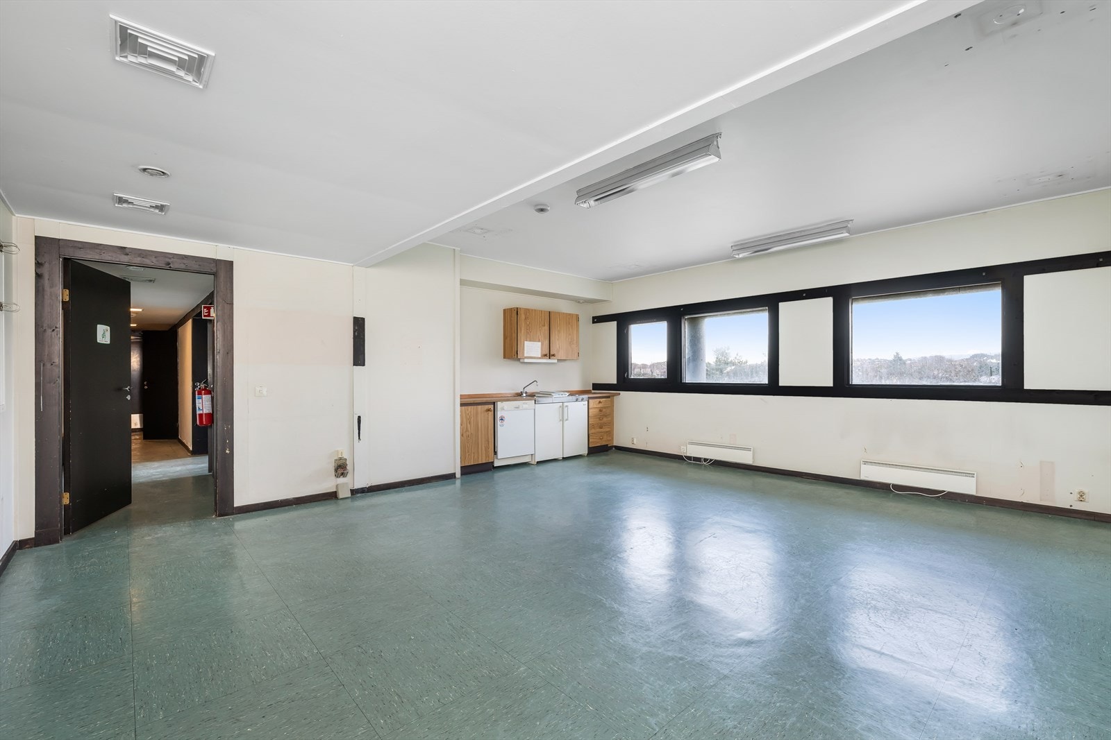 Kontor, garderober og spiserom i underetasje, ca. BTA 120 m². Lokalene vil bli pusset opp i samarbeid med ny leietaker. Galleribilde