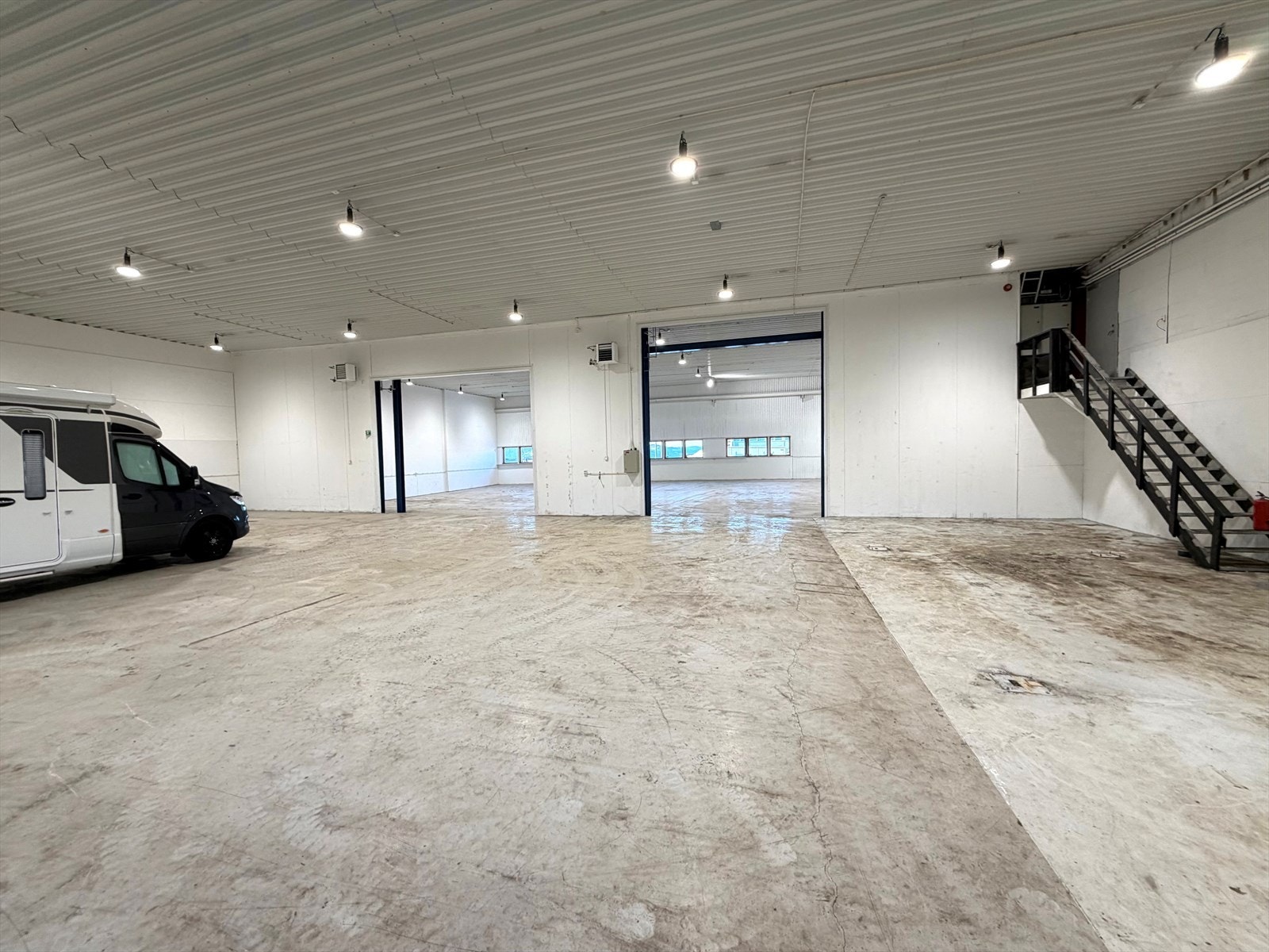 Lageret er delvis avdelt midt på. Bildet er tatt fra kjøreport. Galleribilde