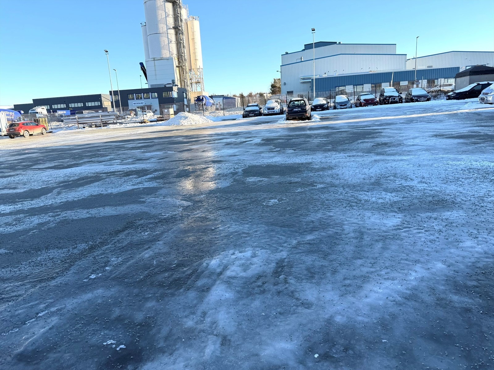 Uteareal fra kjøreport. Betong Øst og Tine er nærmeste naboer Galleribilde