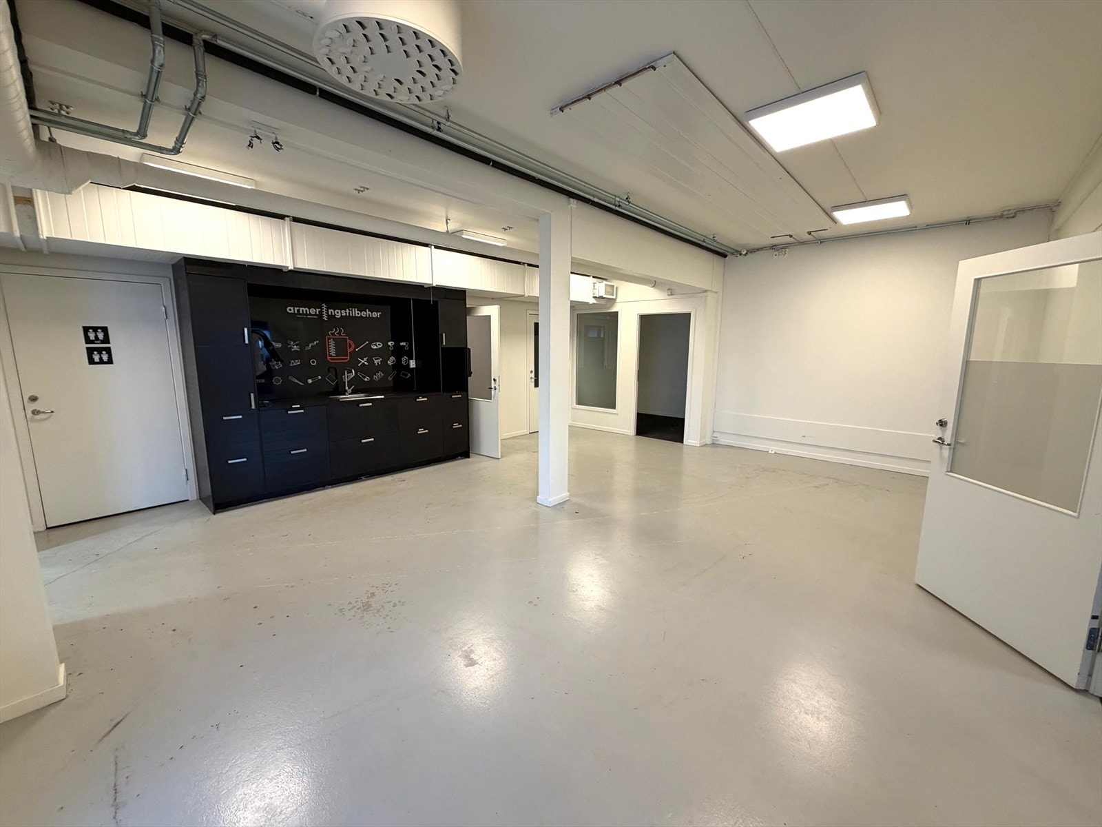 Tilstøtende kontordel med toaletter og spiserom + kontor. Galleribilde