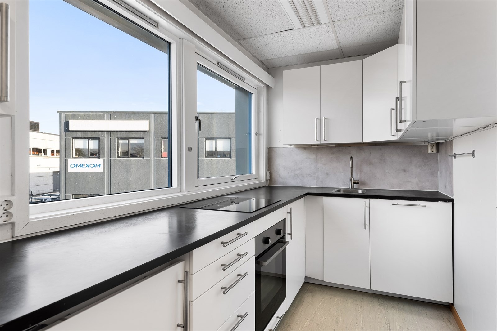 Etasjen har to kjøkken slik at etasjen enkelt kan deles mellom to leietakere Galleribilde