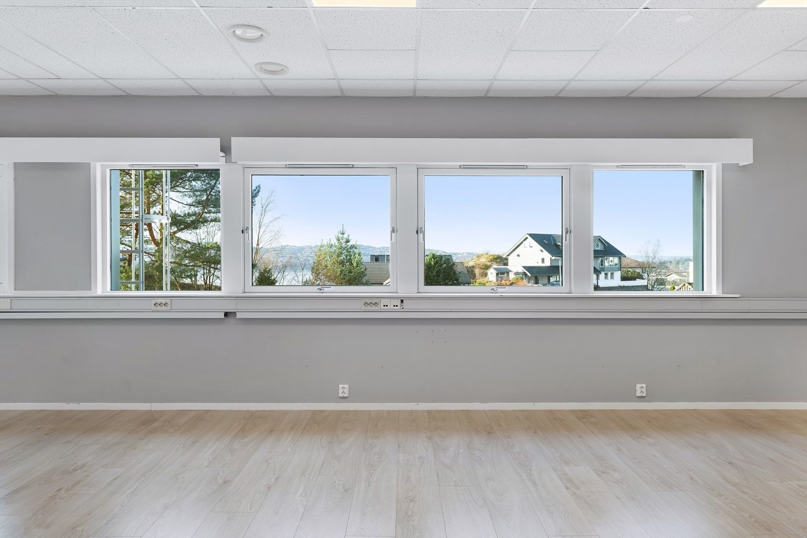 Lokalene er klar for innredning til ny leietaker. Gode dagslysforhold. BTA ca. 474 m². Lokalene kan deles mellom to leietakere Galleribilde