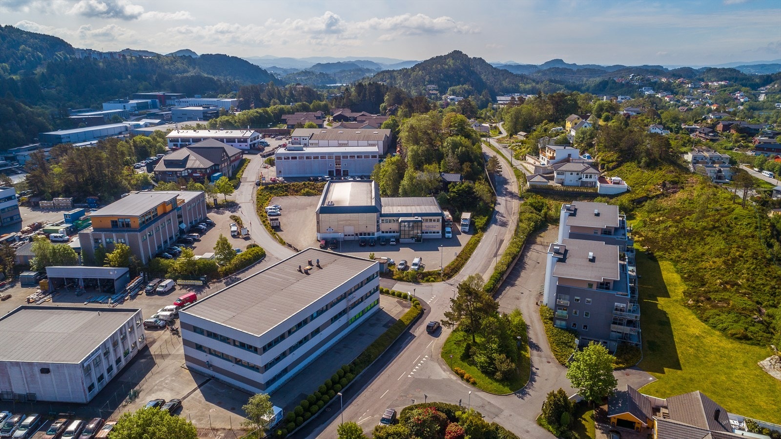 Leirvikåsen 43B er et kombinert lager og kontorbygg med sentral beliggenhet i Fagerdalen Næringspark - Godvik Galleribilde