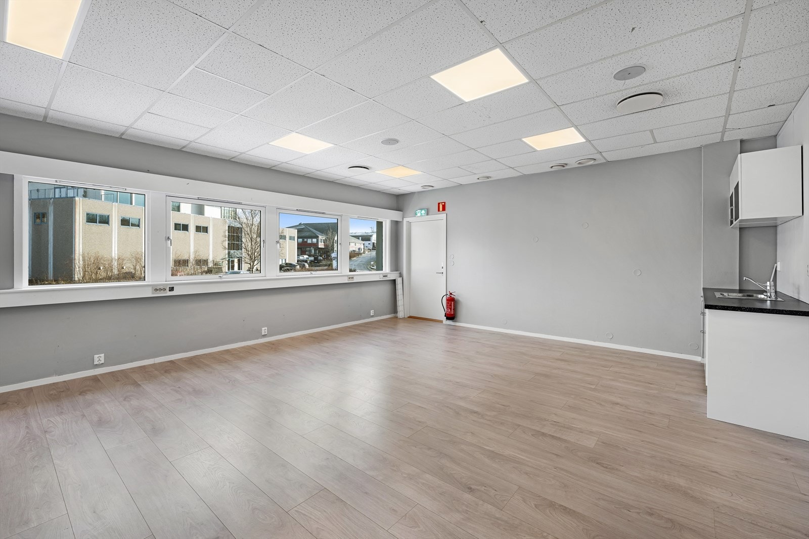 Lokalene er klar for innredning til ny leietaker. Gode dagslysforhold. BTA ca. 474 m². Lokalene kan deles mellom to leietakere Galleribilde